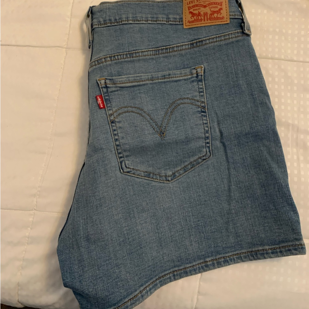 Women’s Levi Mid Length Shorts size 33